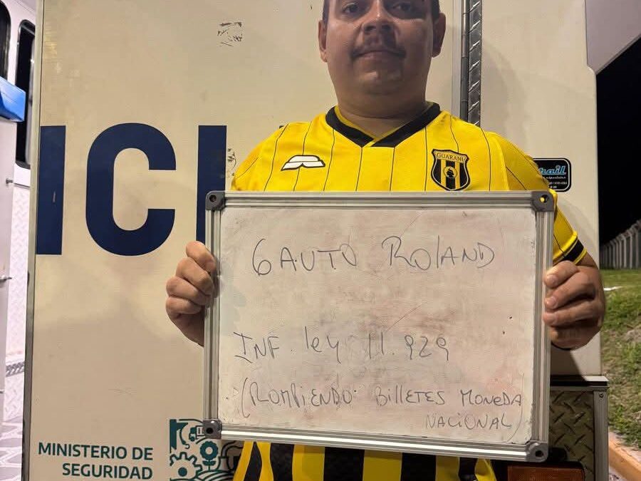 Hincha de Guaraní fue detenido en Argentina por romper billetes en el estadio