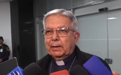 Cardenal Adalberto Martínez regresó al país tras participar del cónclave