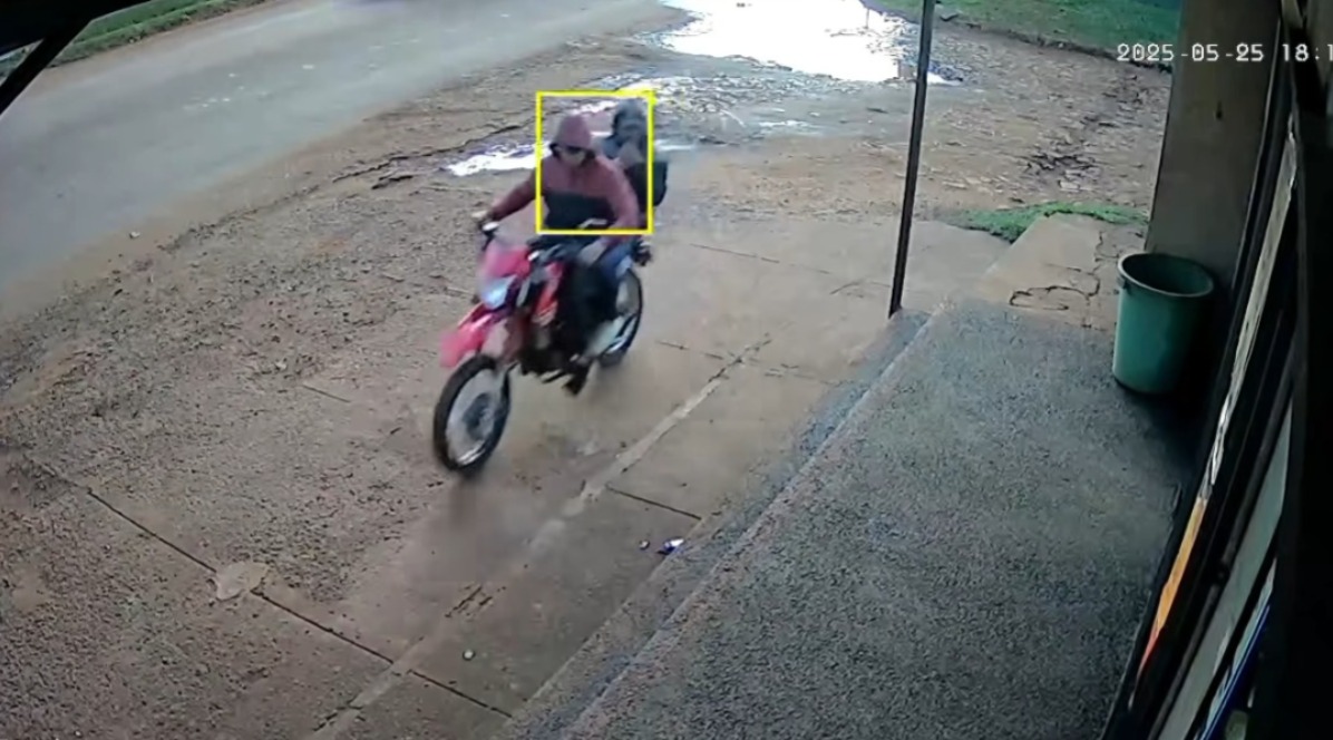 Motoasaltante muere atropellado tras asalto y persecución en Hernandarias. Foto: Captura de video