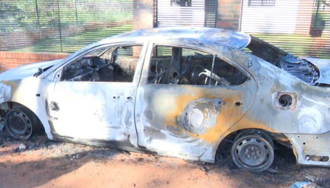J. Augusto Saldívar: mujer quemó el auto de la presunta amante de su pareja