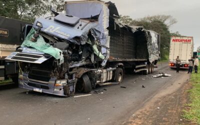 Dos fallecidos y varios heridos en San Pedro tras choque frontal entre camiones