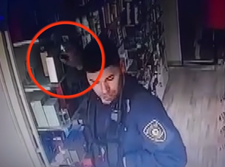 Investigan a policía por presunto robo de perfumes en una farmacia