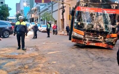 Choque entre bus y camioneta deja cuantiosos daños materiales en Asunción