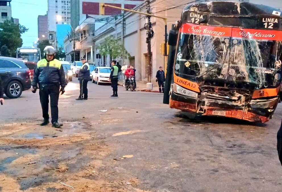 Choque entre bus y camioneta deja cuantiosos daños materiales en Asunción