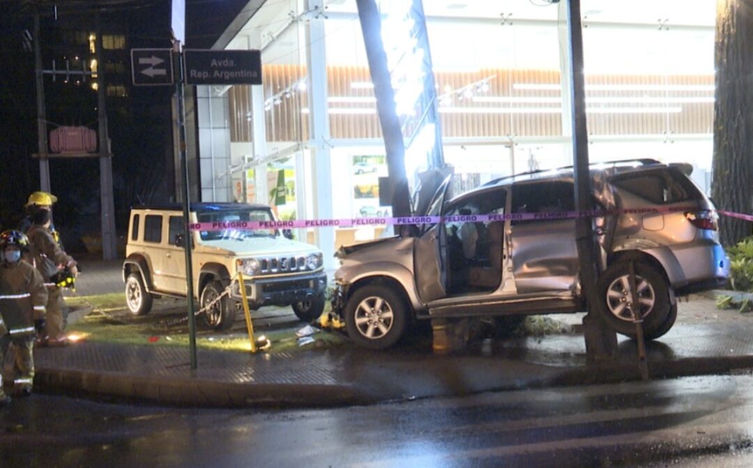 Mujer alcoholizada protagoniza aparatoso accidente en Asunción