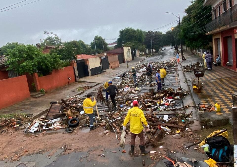 Tras temporal, retiran gran cantidad de basura en Asunción
