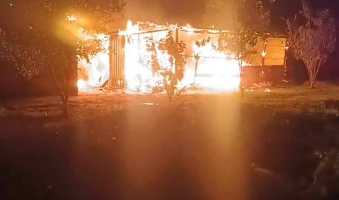 Incendio arrasa con dos precarias viviendas en Zeballos Cué