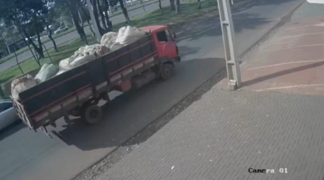 Pasajero de plataforma murió arrollado: conductor de camión se dio a la fuga