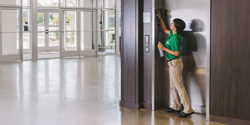 Cleaning elevator