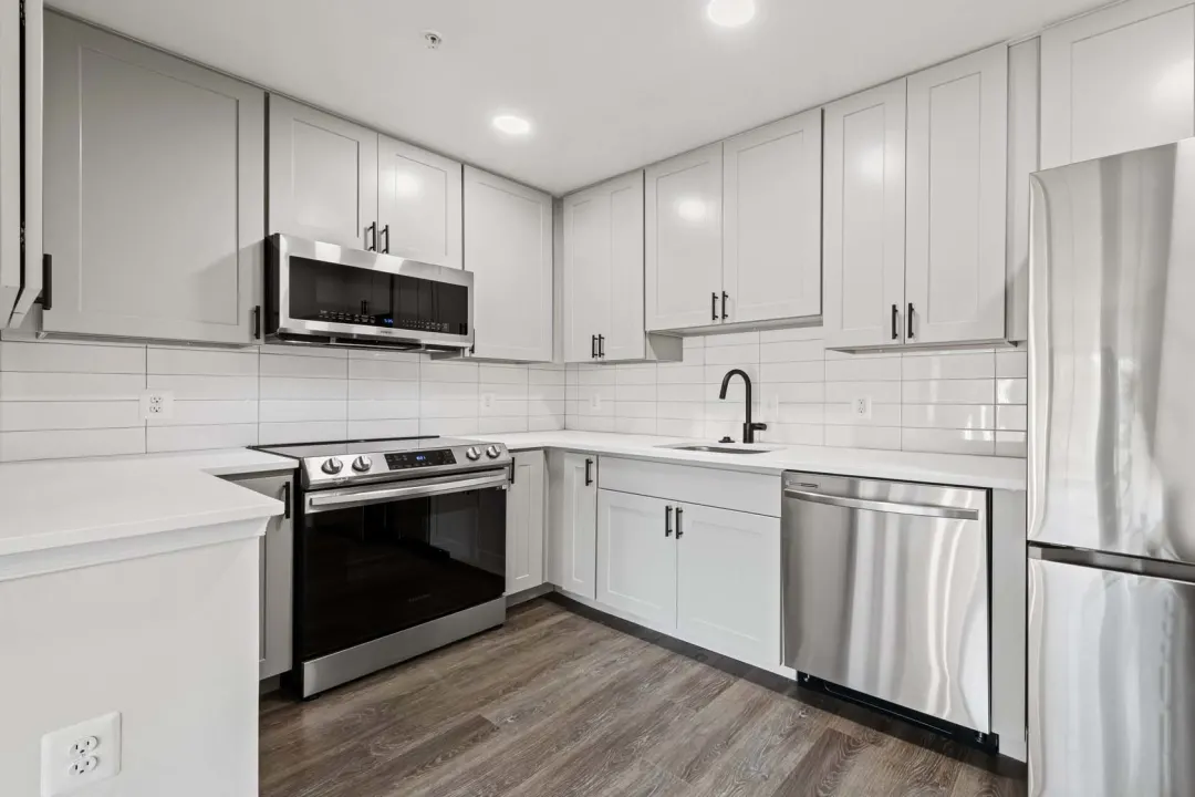 Fully equipped kitchen in furnished corporate apartment located in Bethesda, MD.