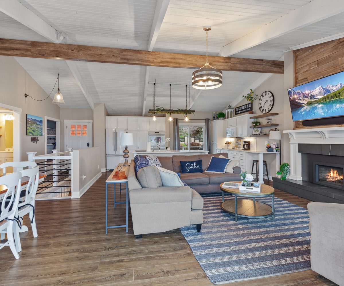 Large spacious great room in furnished home located in Liberty Lake, WA.