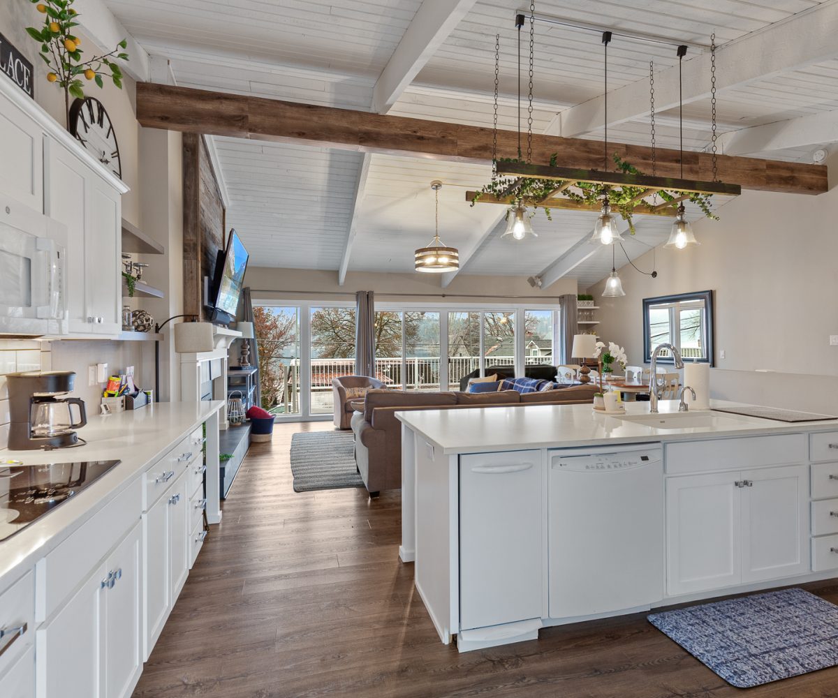 Modern fully equipped kitchen in furnished home located in Liberty Lake, WA.