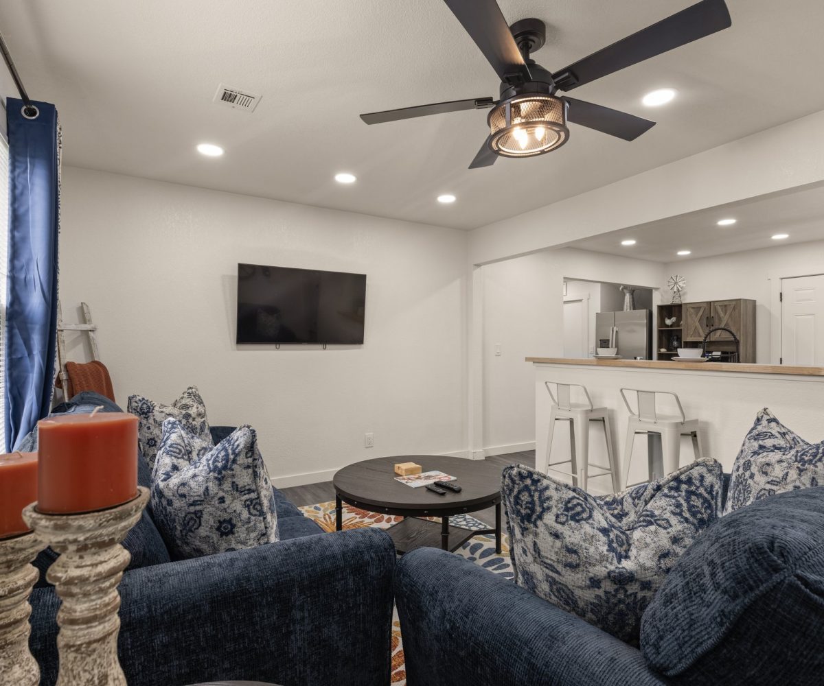 Furnished living room in furnished home in Tulsa, OK