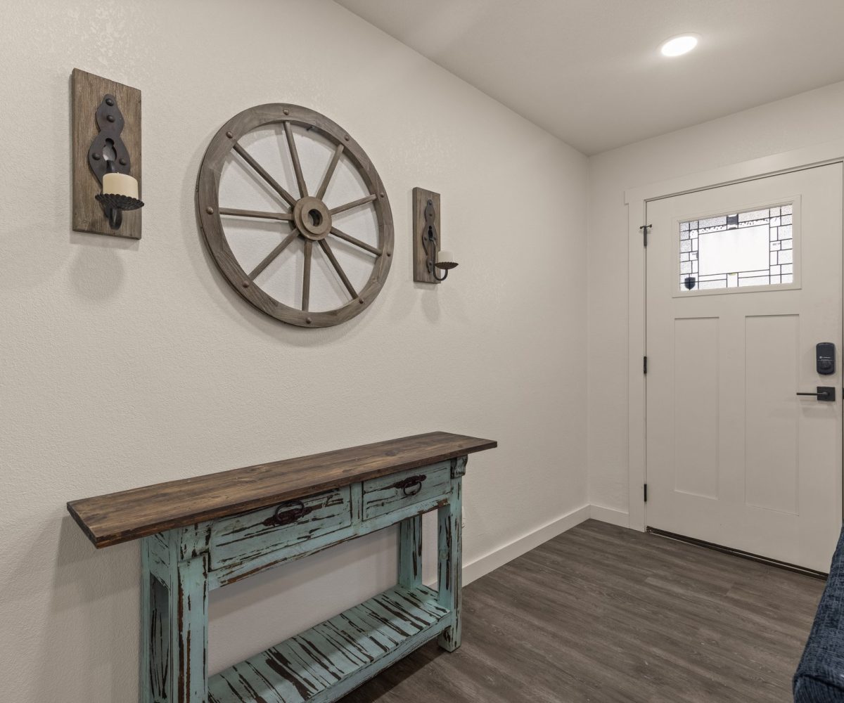 Entry to furnished home in Tulsa, OK.