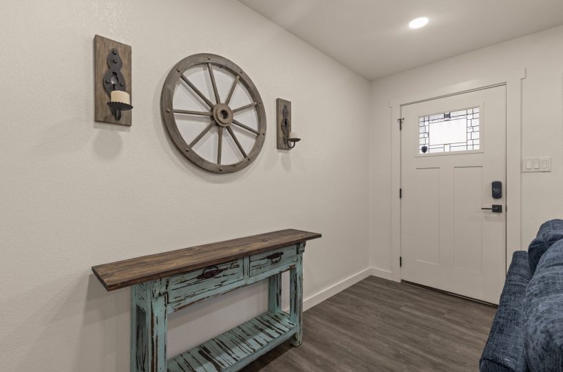 Entry to furnished home in Tulsa, OK.