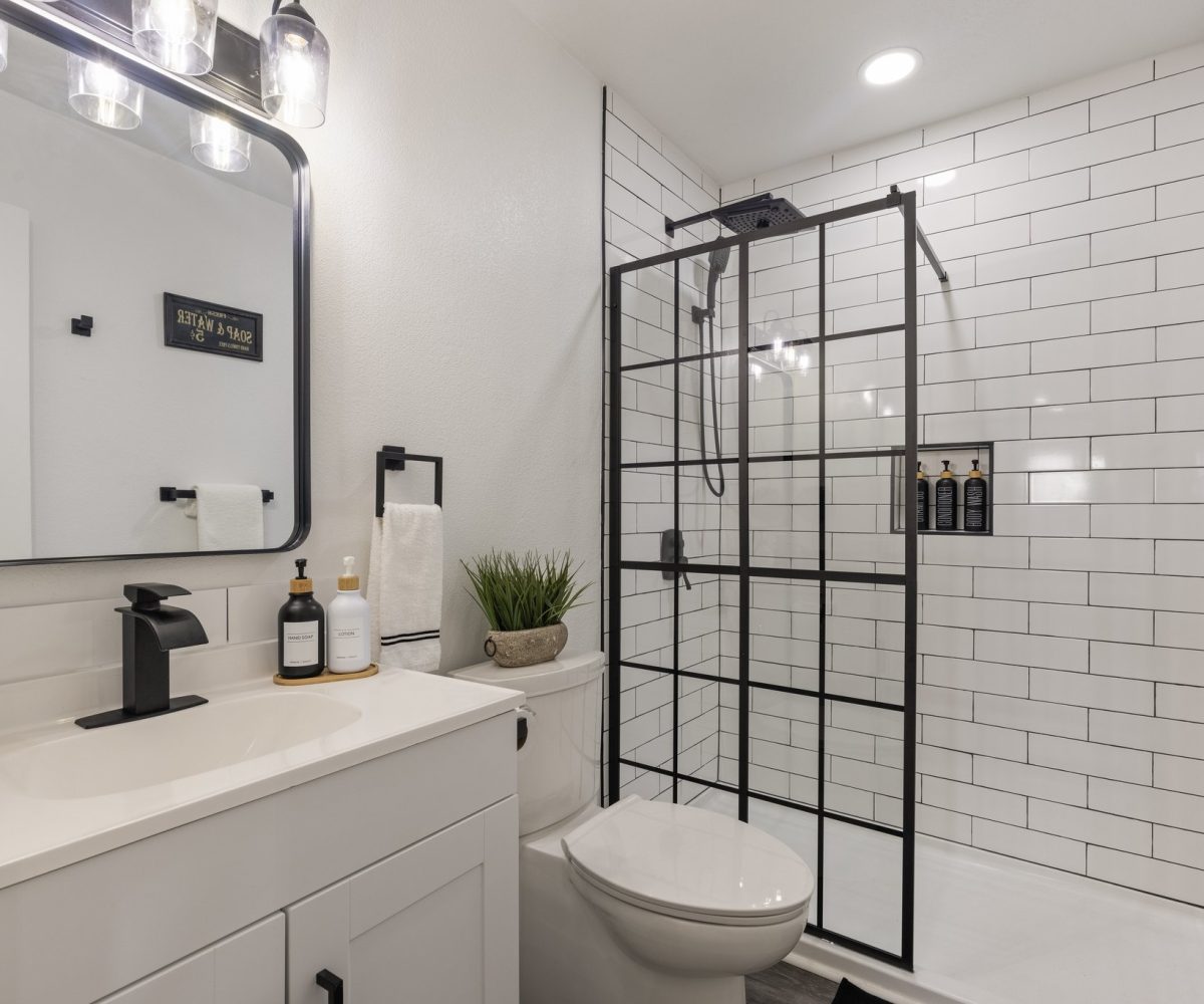 Modern bathroom in furnished home located in Tulsa, OK.