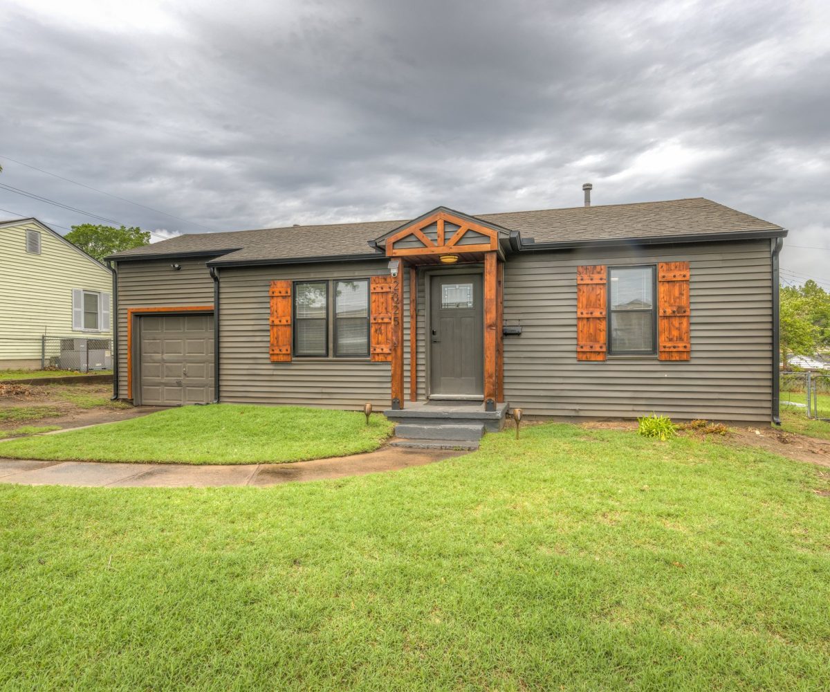 Front entry of furnished home in Tulsa, OK.
