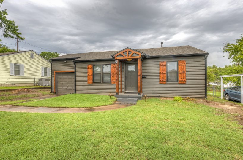 Front entry of furnished home in Tulsa, OK.