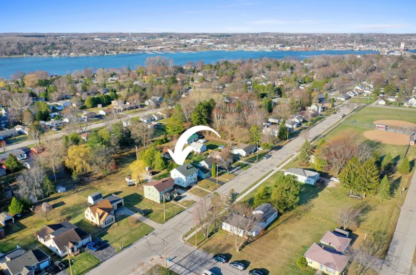 Exterior and surrounding neighborhood overview of furnished home in Sturgeon Bay, WI.