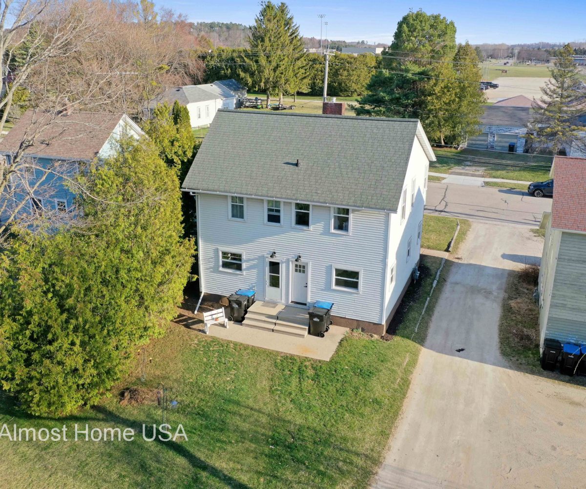 Front exterior view of furnished home located in Sturgeon Bay, WI.