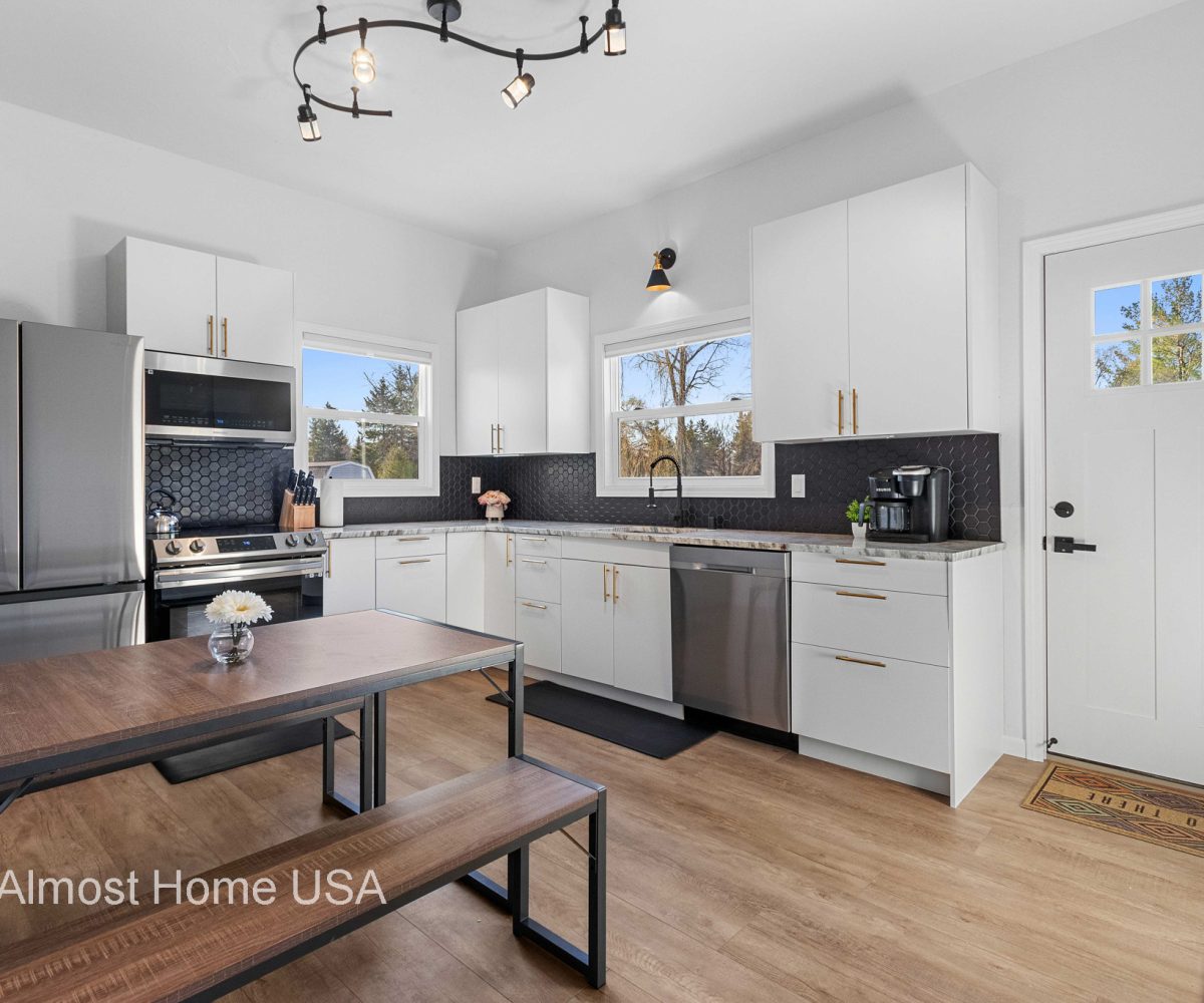 Modern furnished kitchen in furnished rental located in Sturgeon Bay, WI.