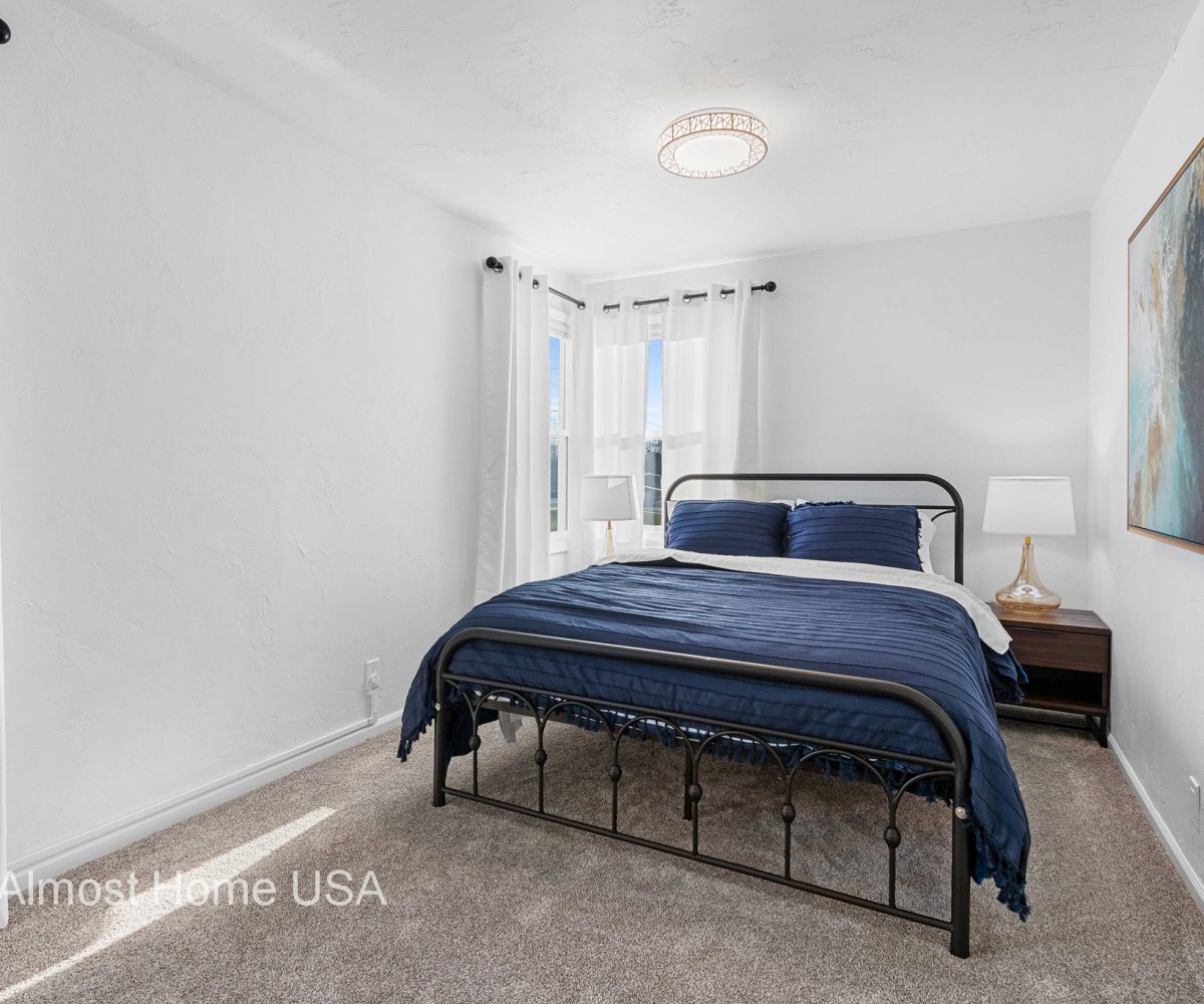 Queen bed in main bedroom in furnished rental in Sturgeon Bay, WI.