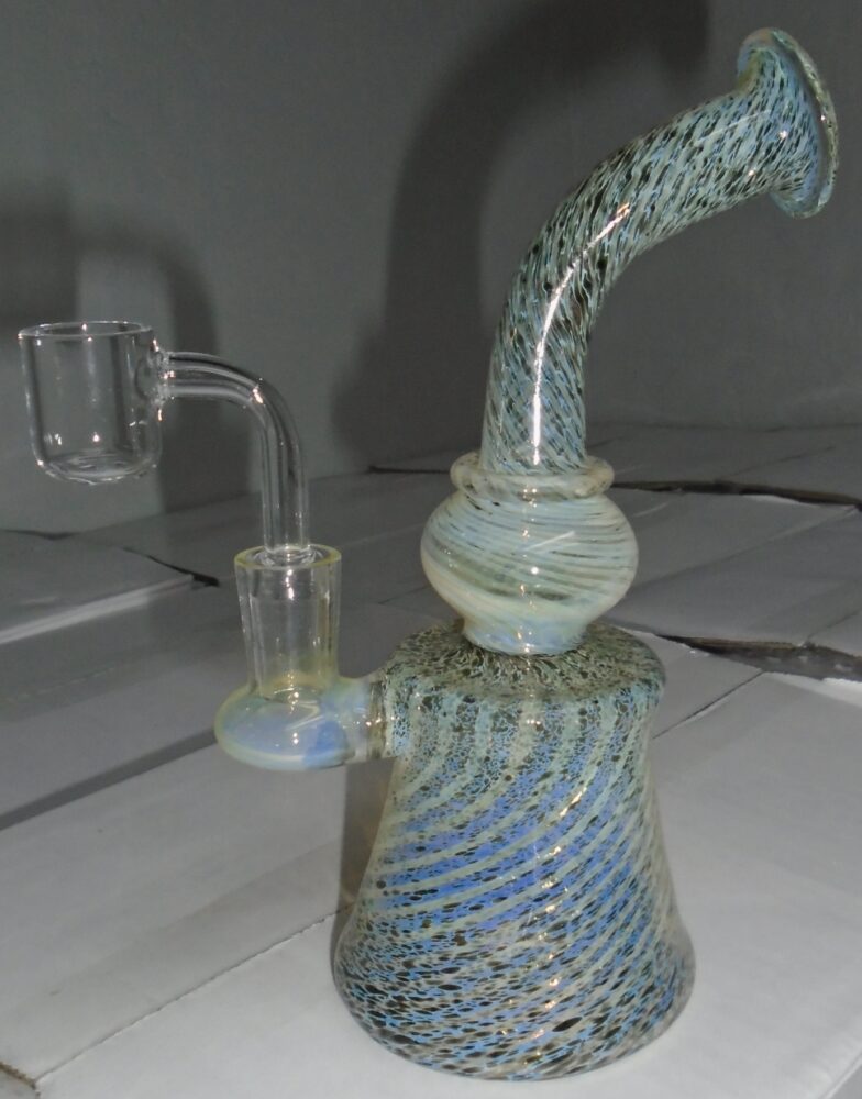 7 inch dab rig features a bent neck mouth piece and a 14mm quartz banger. It is also color changing