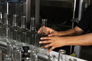 Hand bottling - Tequila Bribon