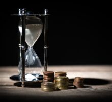 Hourglass and money indicating life expectancy in the US