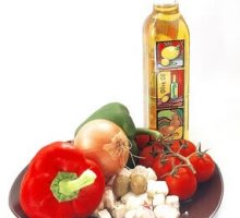 platter with mediterranean diet ingredients (garlic, onions, peppers, tomatoes, olive oil)