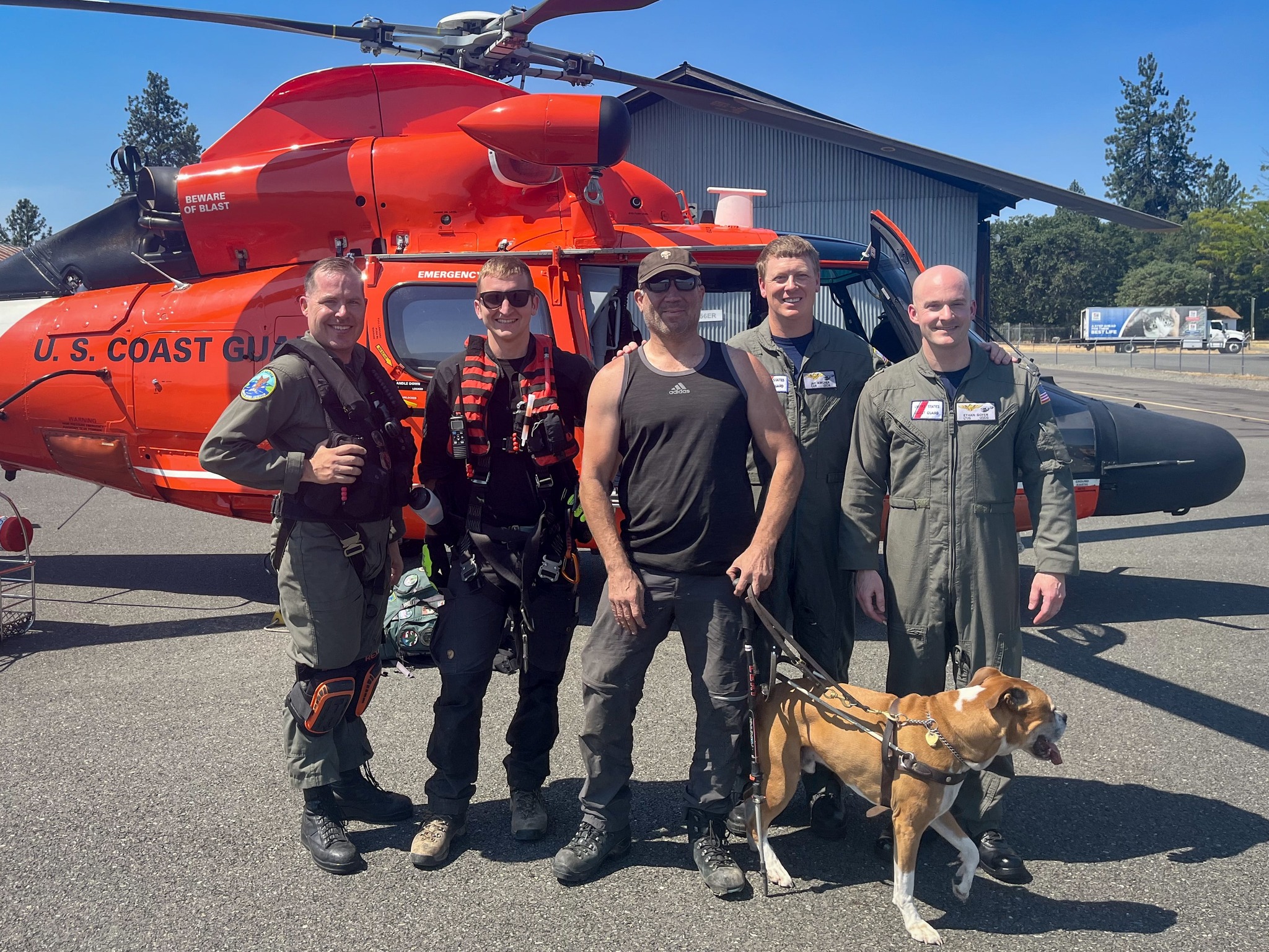 Blind hiker and his service dog rescued from Oregon trail after days of sweltering heat Blind hiker and his service dog rescued from Oregon trail after days of sweltering heat