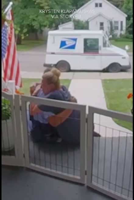 Heartbreaking moment when mailman delivers ashes of her beloved German shepherd after life long love relationship Heartbreaking moment when mailman delivers ashes of her beloved German shepherd after life long love relationship