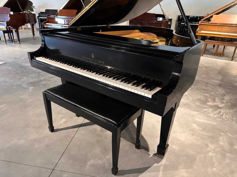 Steinway & Sons M Baby Grand