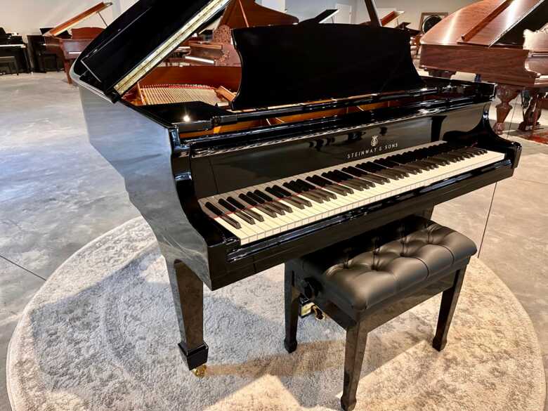 Steinway & Sons Model S