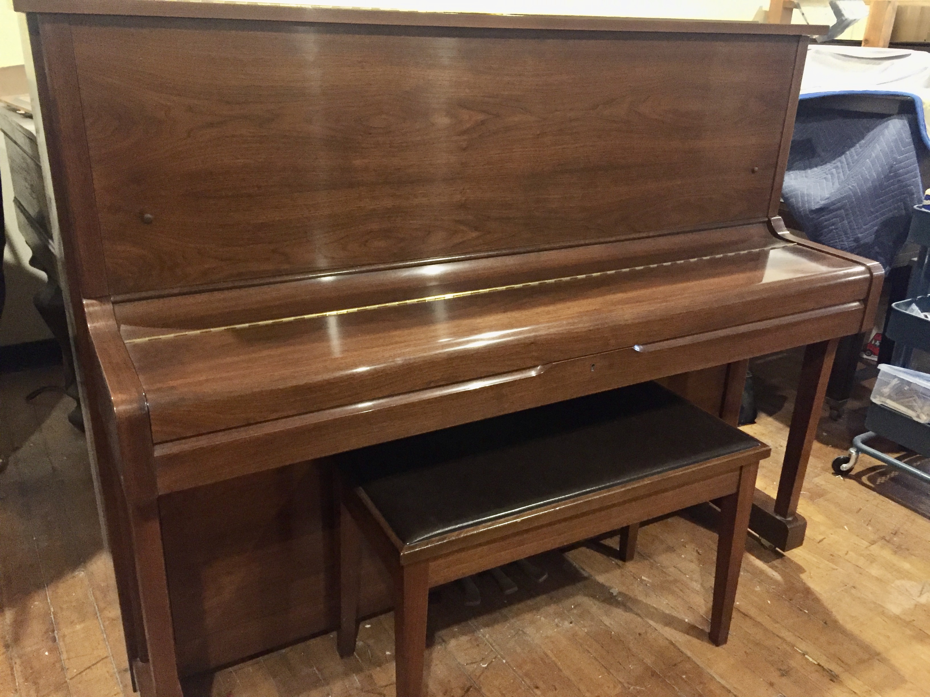 Yamaha U1E Walnut Finish w/bench