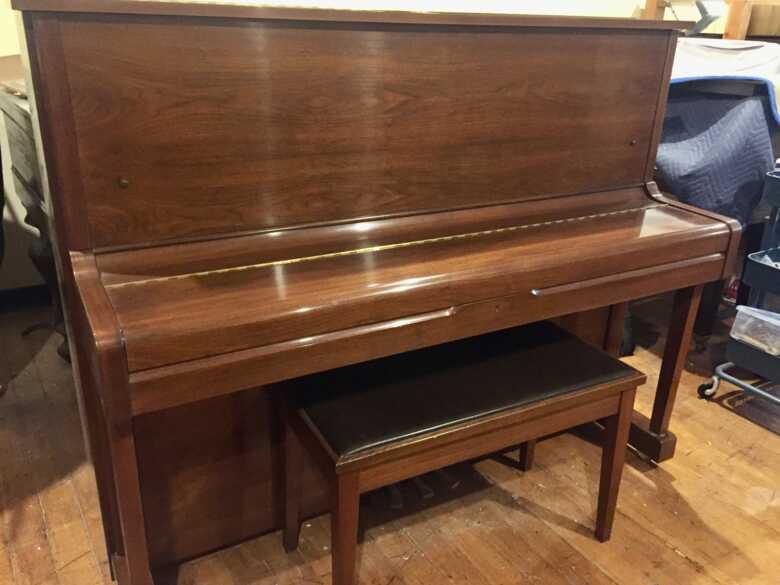Yamaha U1E Walnut Finish w/bench