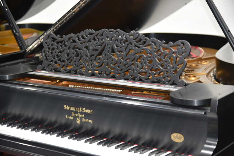 Steinway B Limited Edition Has a Player