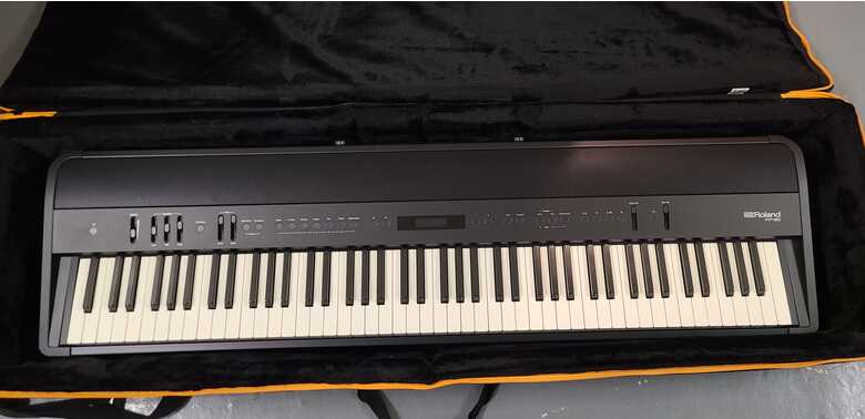 Roland FP-90 Electric Piano, like new
