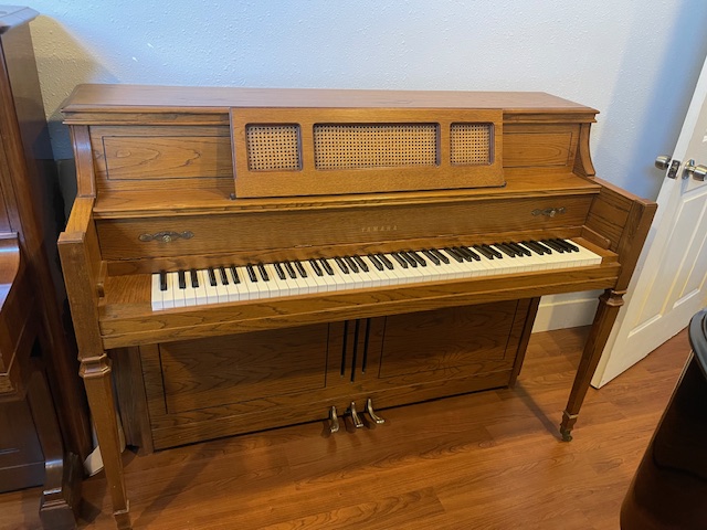 Yamaha M 402 Upright Piano