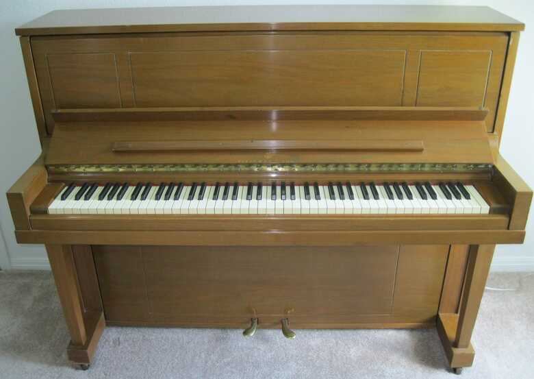 1975 Steinway 1098 Studio *For local sale only*
