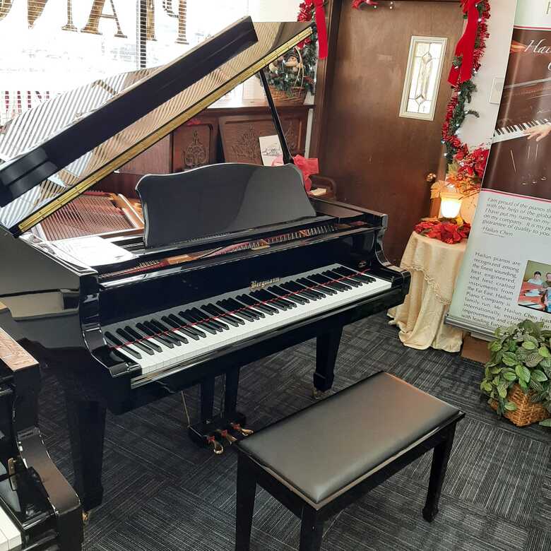 Bergmann Baby Grand  5'2"  Made by YOUNG CHANG