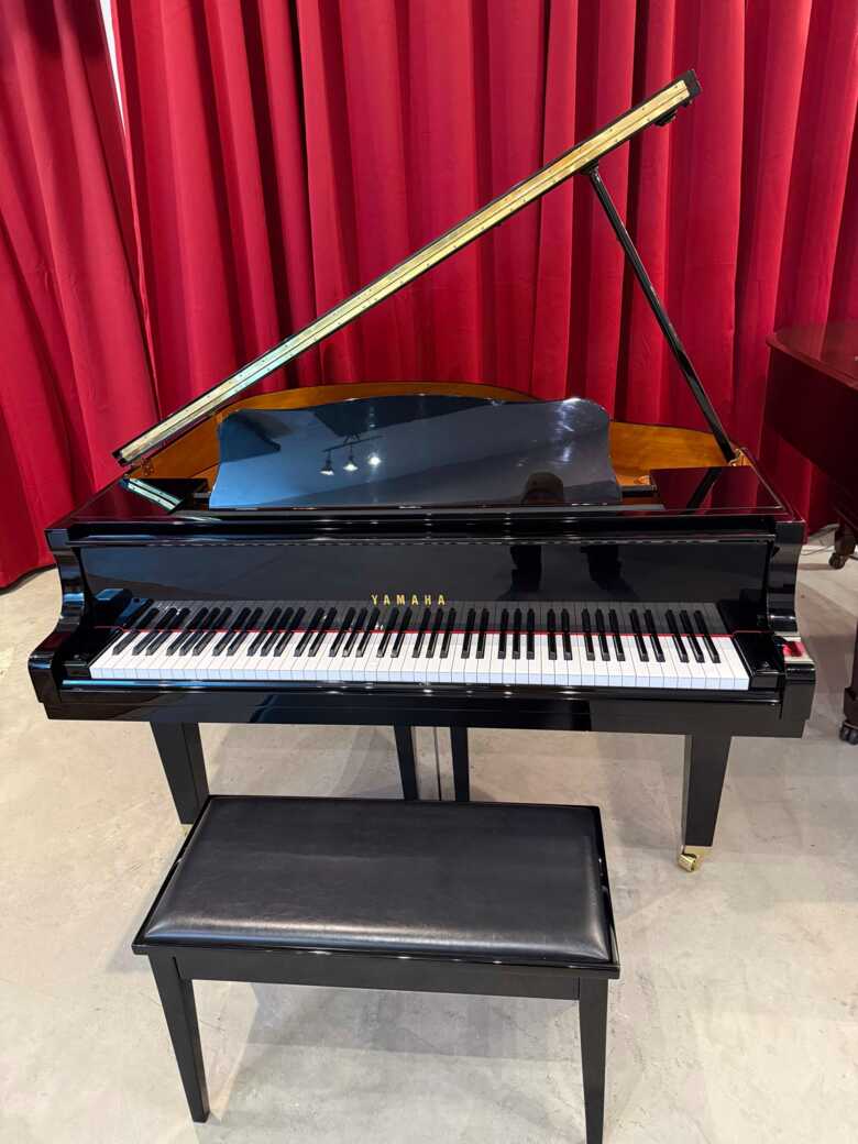 Floor Model, like new Yamaha Baby Grand