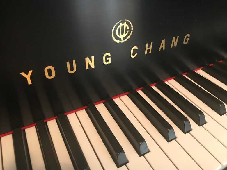 1989 young chang baby grand piano g157