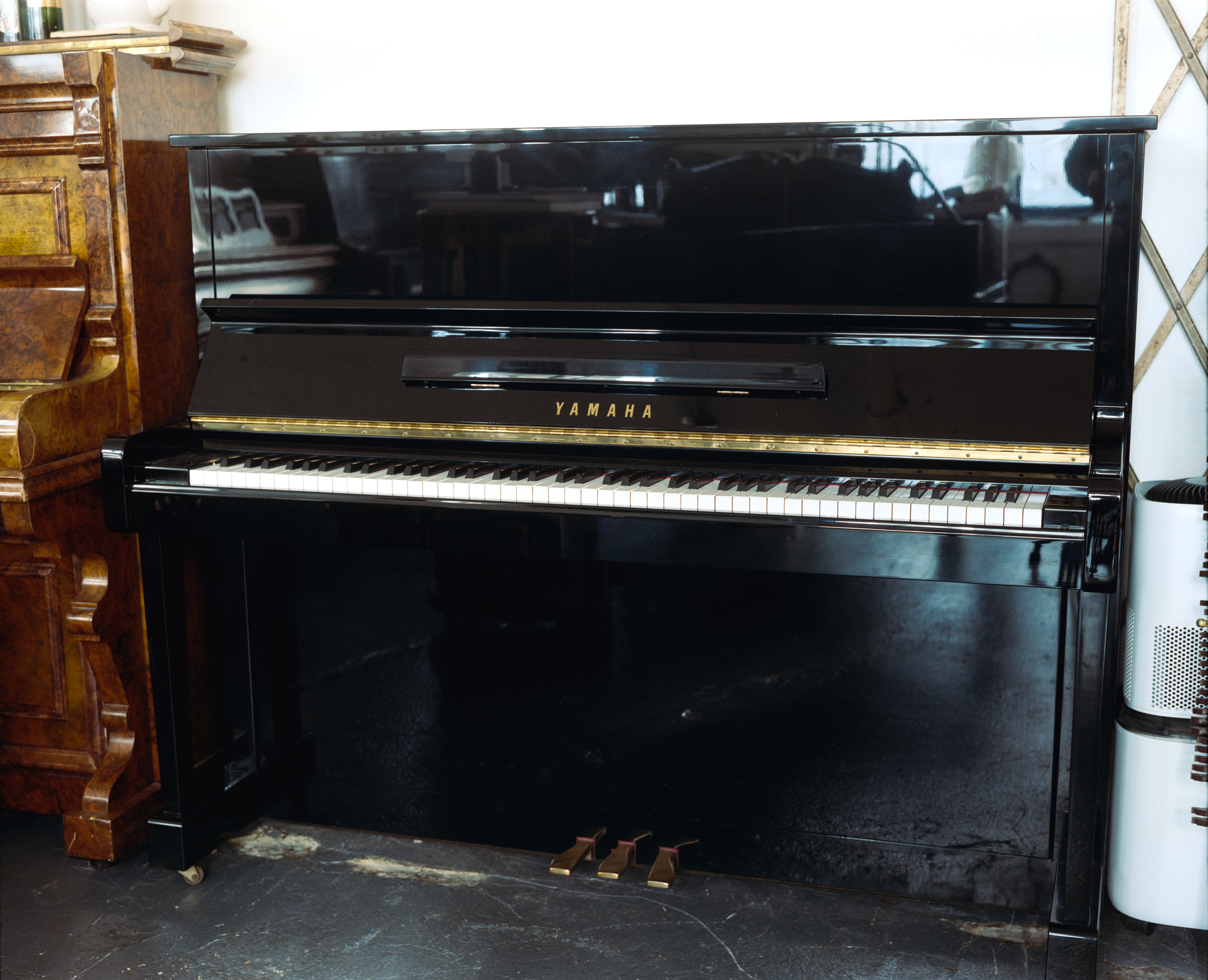 Yamaha U1 in Classic Black Gloss