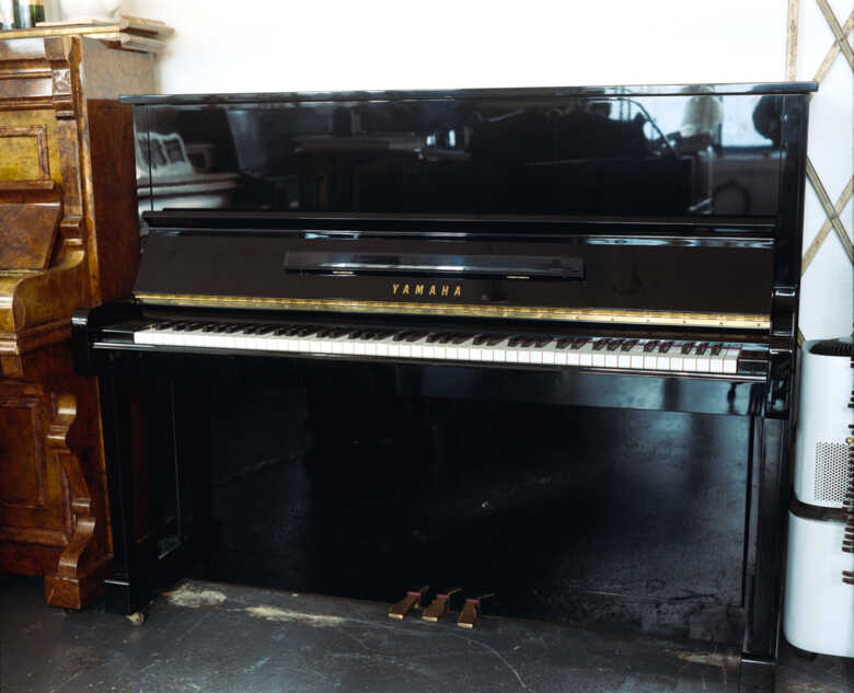 Yamaha U1 in Classic Black Gloss