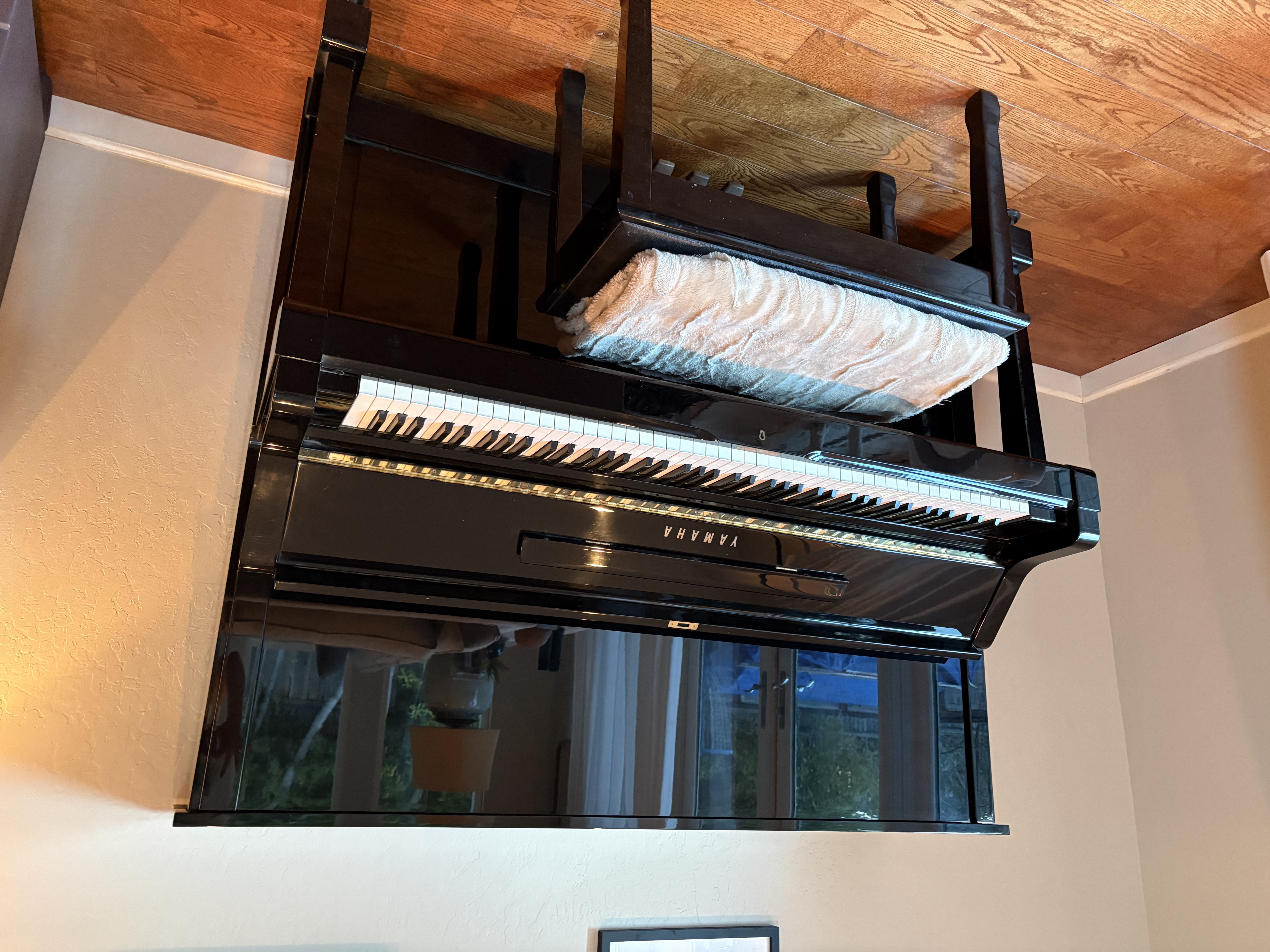 Yamaha UX3 upright with bench