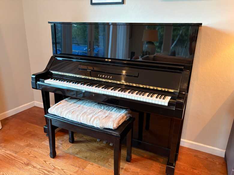 Yamaha UX3 upright with bench