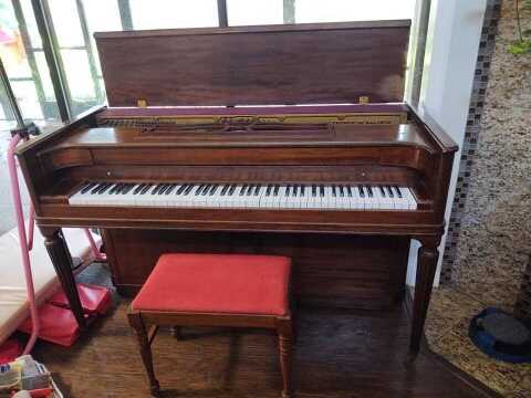 Baldwin upright piano in perfect condition 
