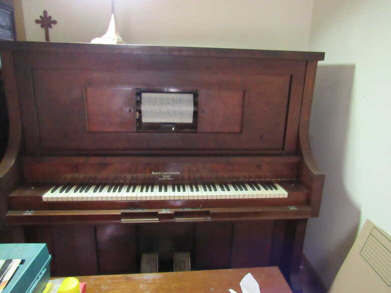 Bush & Lane Cecilian Player Piano + ~500 rolls