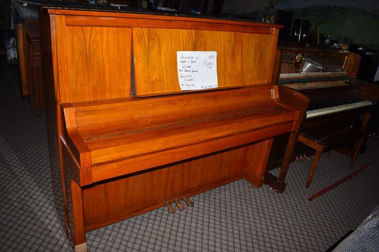 Yamaha W(52") Upright Piano, delivery tuning humidifier